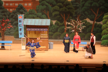 吉本新喜劇メンバーとのほのぼのコメディ劇場の様子