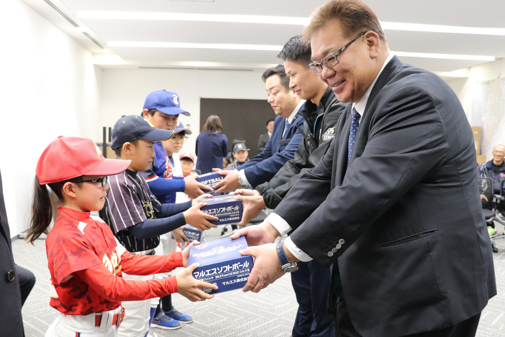 ソフトボールを寄贈