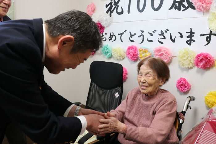 佐伯市長と握手