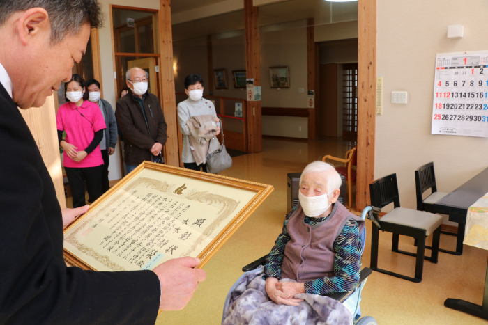 顕彰状を贈呈