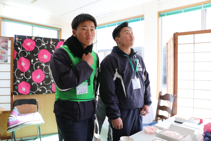 おいりの食感に驚く
