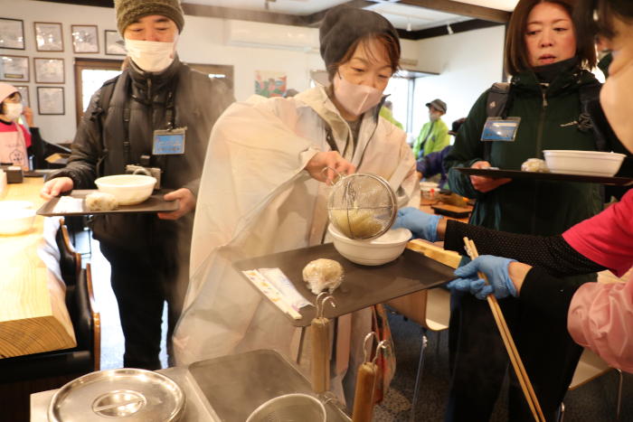 うどんをさばく参加者