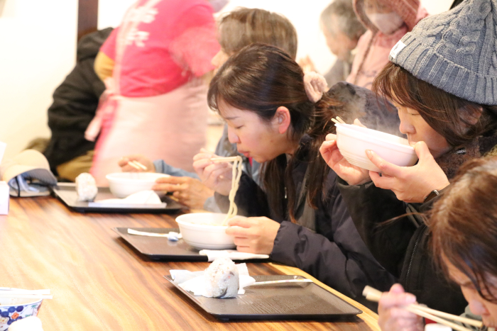 うどんを食べる参加者