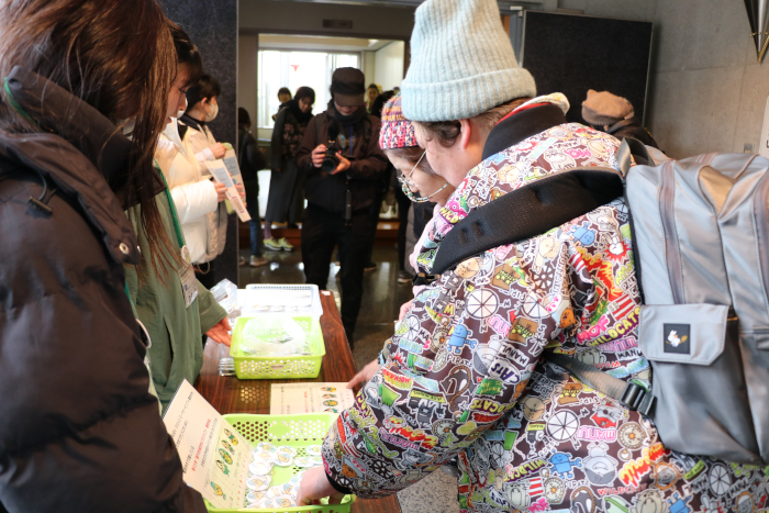 参加記念に缶バッチをプレゼント