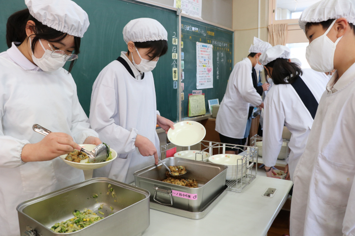 給食の配膳