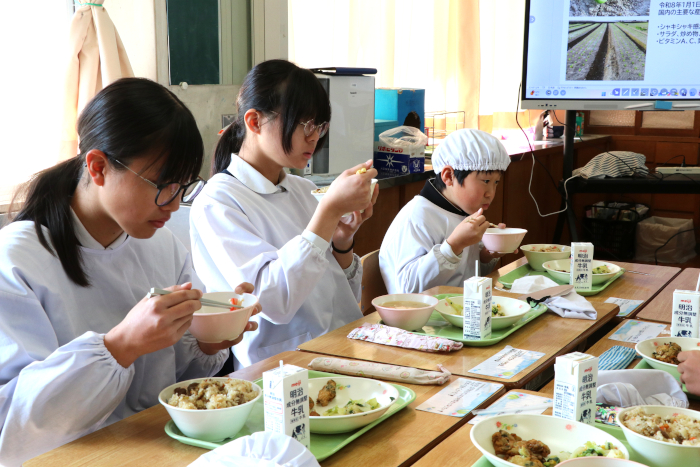 給食を食べる児童