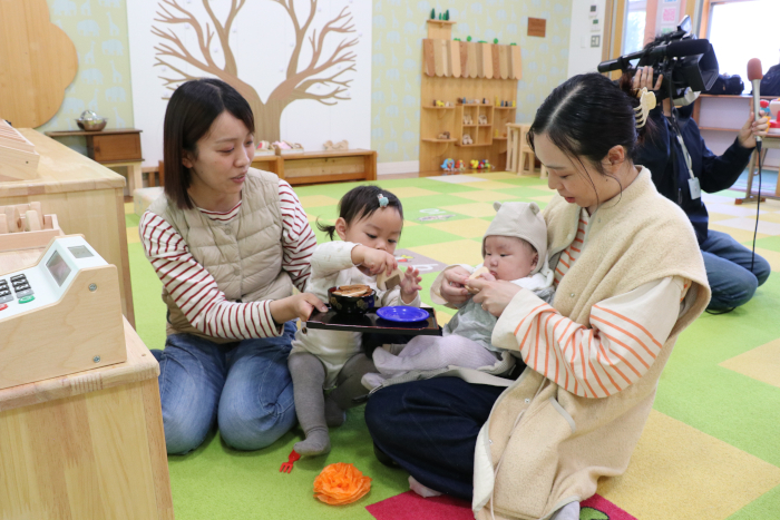 うどん屋さんで遊ぶ親子
