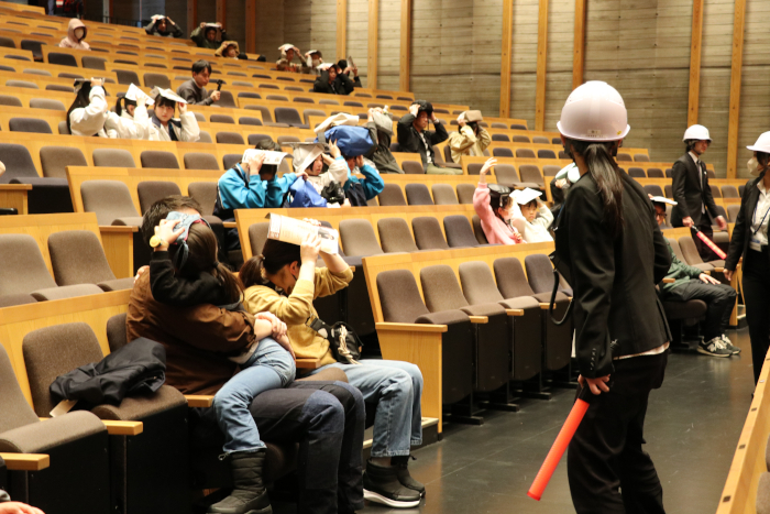 係員の指示に従い避難