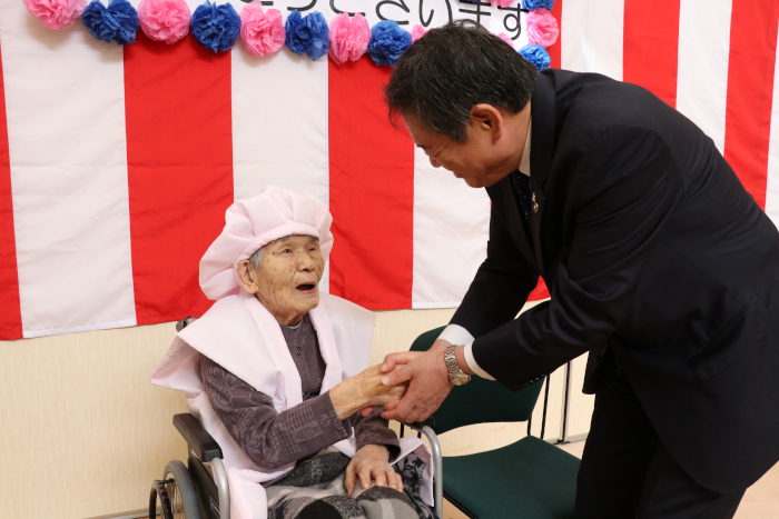 市長と握手
