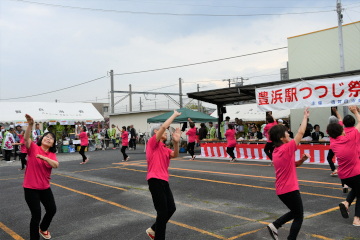 豊浜駅つつじ祭りのようす