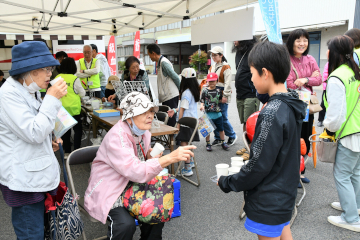 豊浜駅つつじ祭りのようす