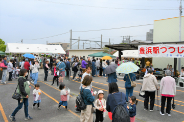 豊浜駅つつじ祭りのようす