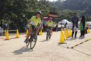 キッズトライアスロン大会で自転車に乗っている写真