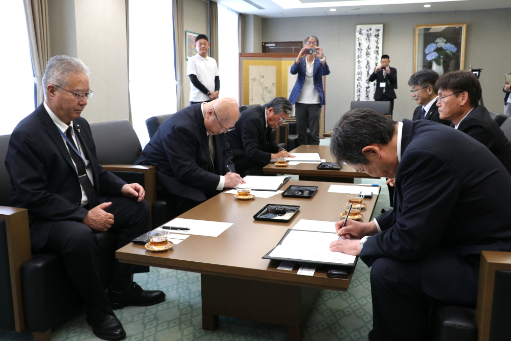 協定書にサイン