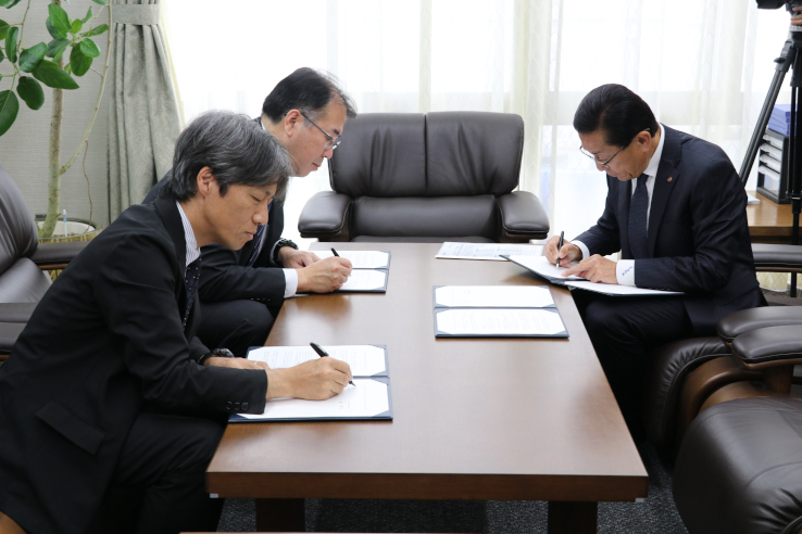 商工会議所と高校との連携協定式のようす
