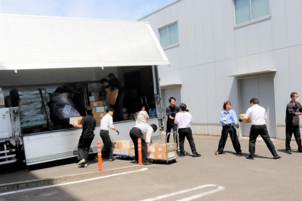 備蓄物資をトラックに積めている