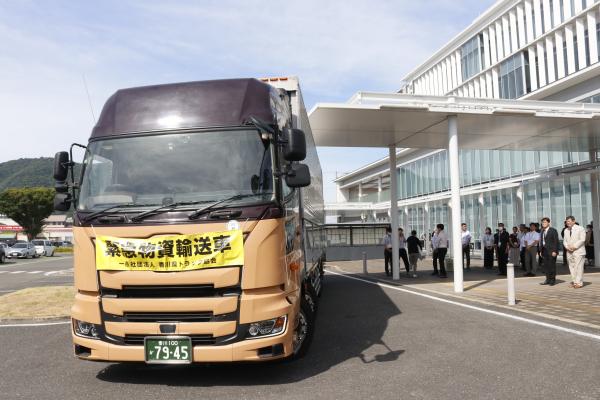 支援物資を積んだトラックが出発している