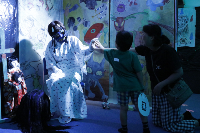 鬼に触れる子ども