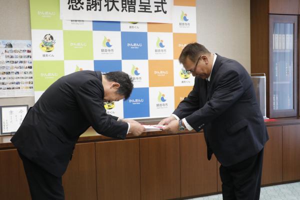 目録贈呈のようす