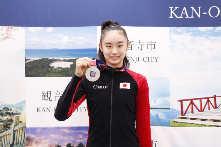 世界新体操選手権で銀メダル！眞鍋凛選手の栄誉を称え、懸垂幕を設置