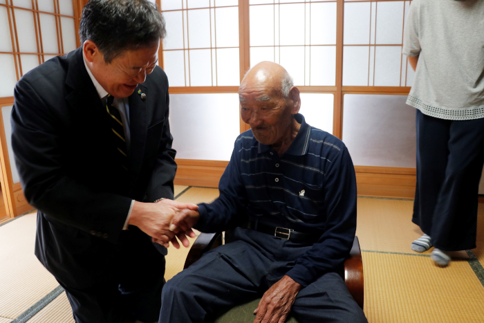 市長と握手