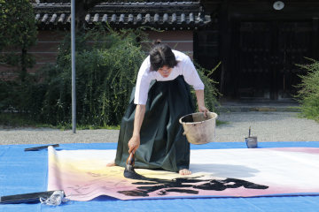 笠田高校生による書道パフォーマンス