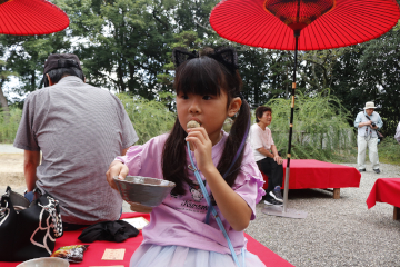 お団子を食べる