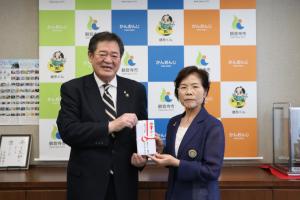 佐伯市長と国際ソロプチミスト観音寺の池田房江会長