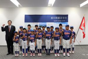 佐伯市長と常磐少年ソフトボールクラブのみなさん