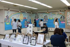 絵手紙展に訪れた人々