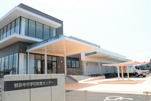 新しい学校給食センターの外観写真