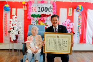 100歳顕彰訪問の様子
