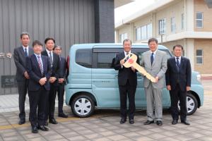 寄贈された福祉車両の前で集合写真