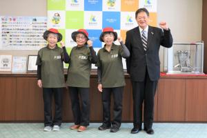 豊田ペタンク同好会トヨタなでしこの３人と佐伯市長