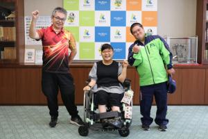 ガッツポーズをする出場者３人