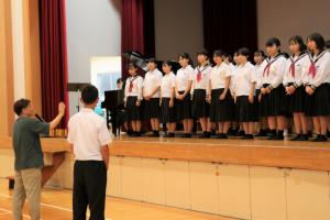 藤木大地さんと大野原中学校合唱団とのリハーサル風景