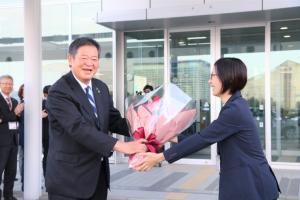 佐伯市長初登庁のようす