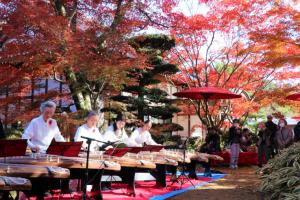 境内で琴の演奏が行われました