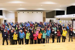 宮武さんの掛け声に合わせて手を上げる参加者たち