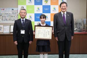 表彰状を持つ請川さん、佐伯市長、十河教育長